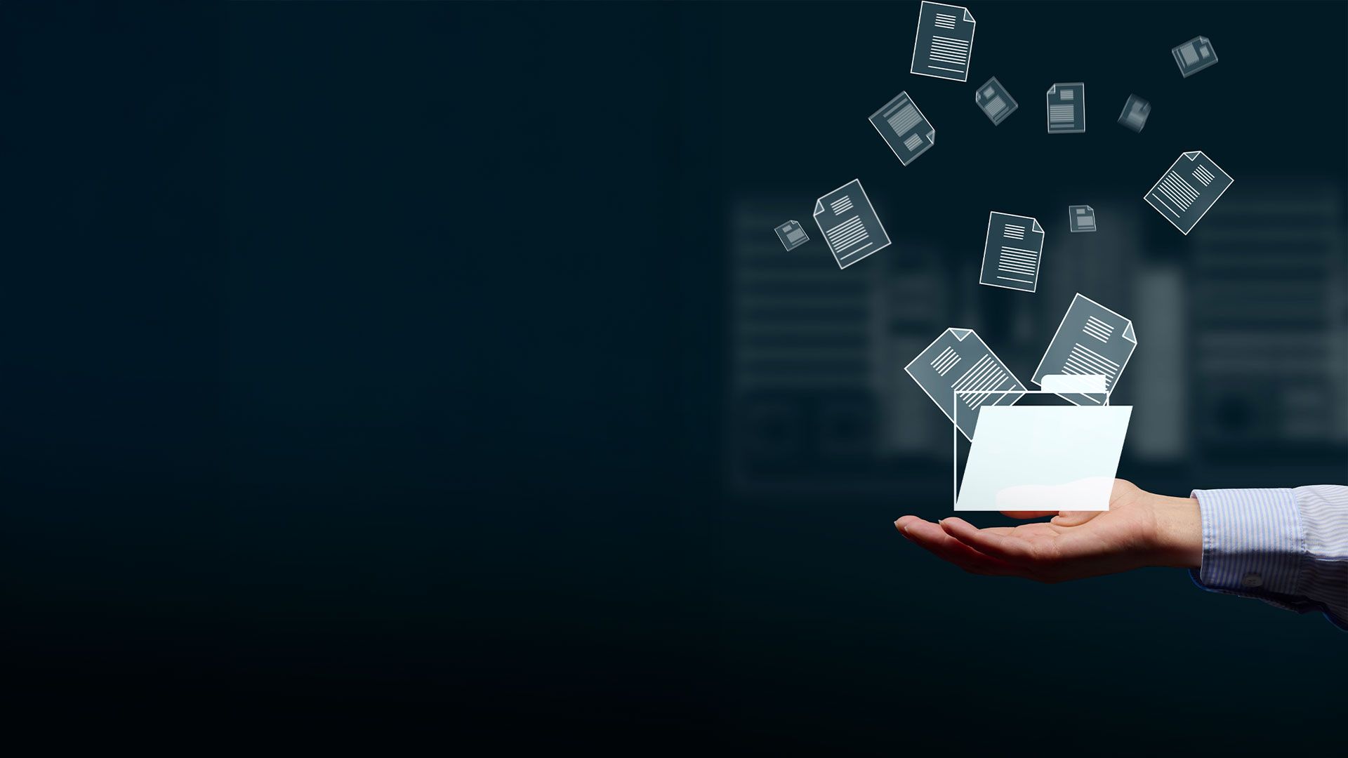 Hand hält digitalen Ordner, aus dem mehrere Dokumente in Form von Symbolen herausfliegen