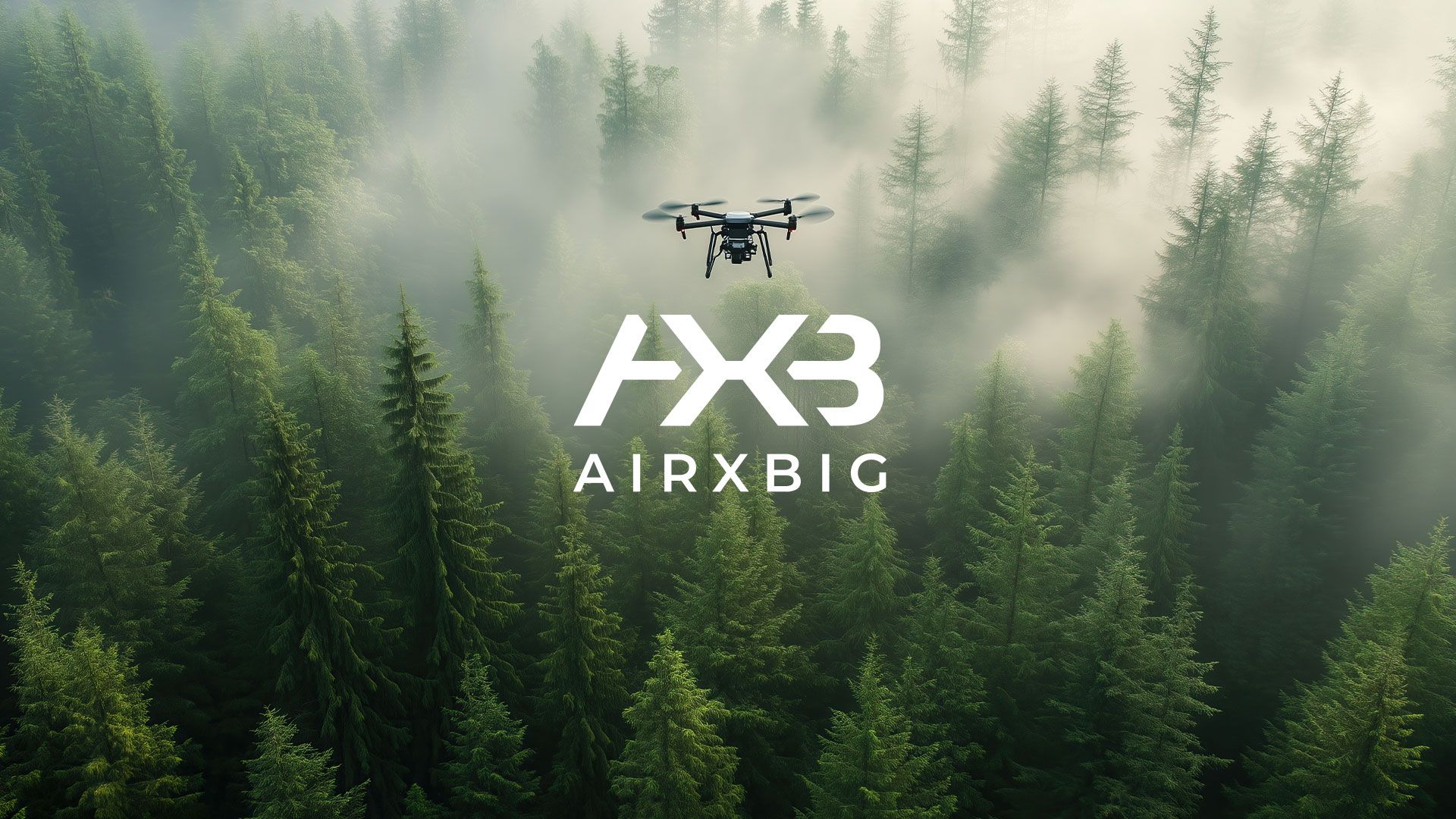 Drohne fliegt über nebelverhangenen Nadelwald mit dem Schriftzug 'AX3 AIRXBIG' in der Bildmitte