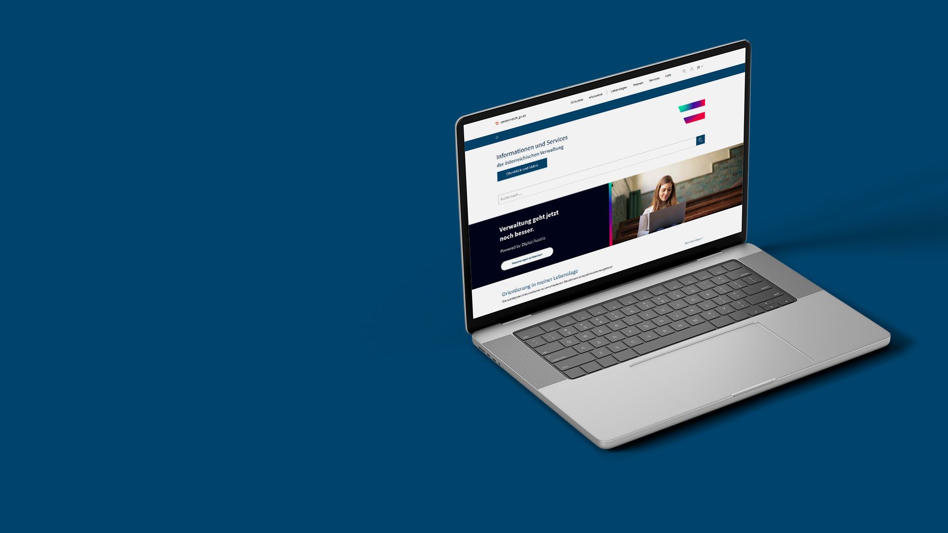 Geöffneter Laptop mit der Webseite von ögv.at, die Informationen zu Dienstleistungen und einem Bild einer lächelnden Frau zeigt