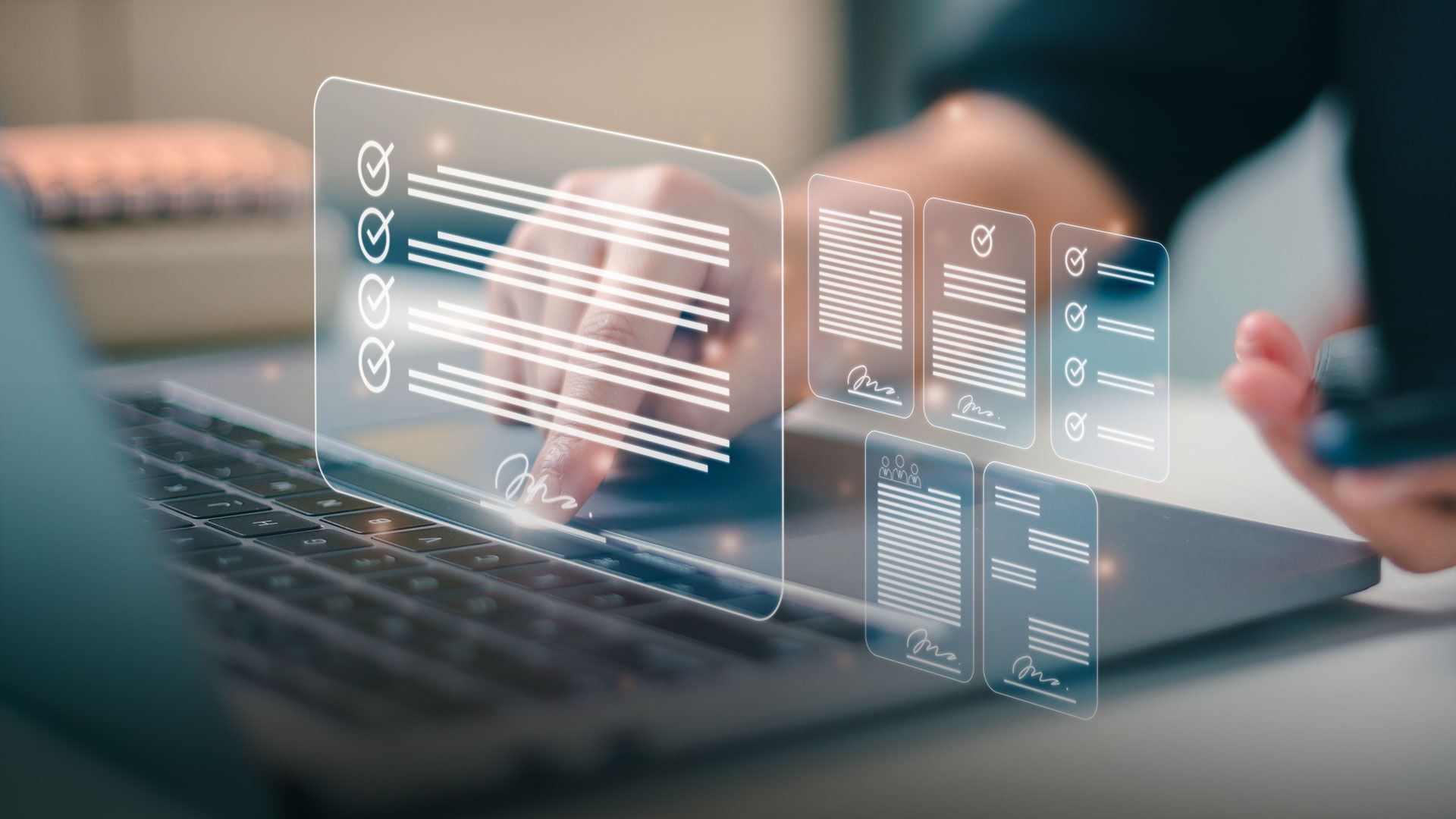 Hand tippt auf Laptop-Tastatur mit schwebenden digitalen Dokumenten und Checklisten