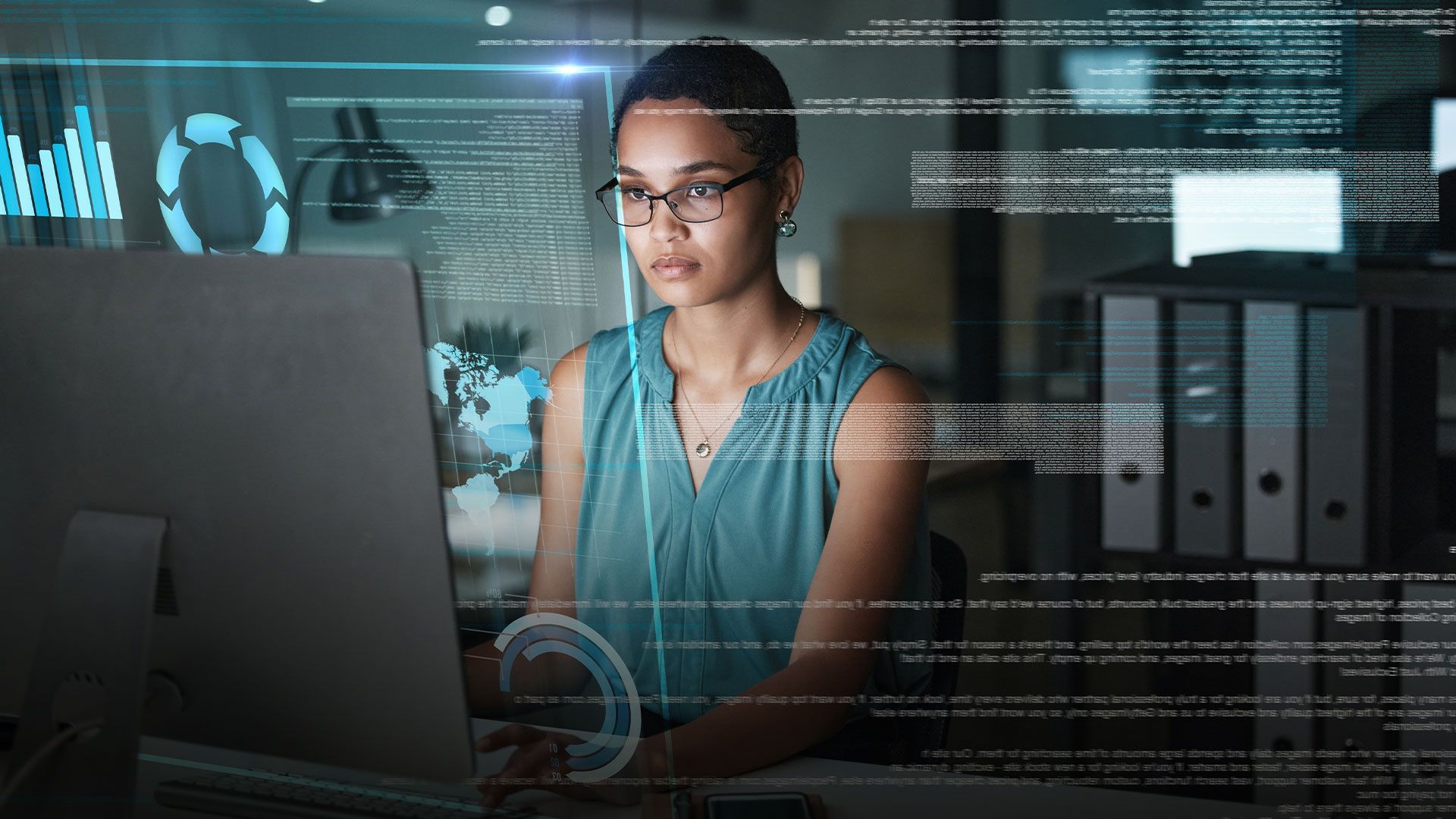 Frau mit Brille arbeitet konzentriert an einem Computer, umgeben von digitalen Daten und Grafiken