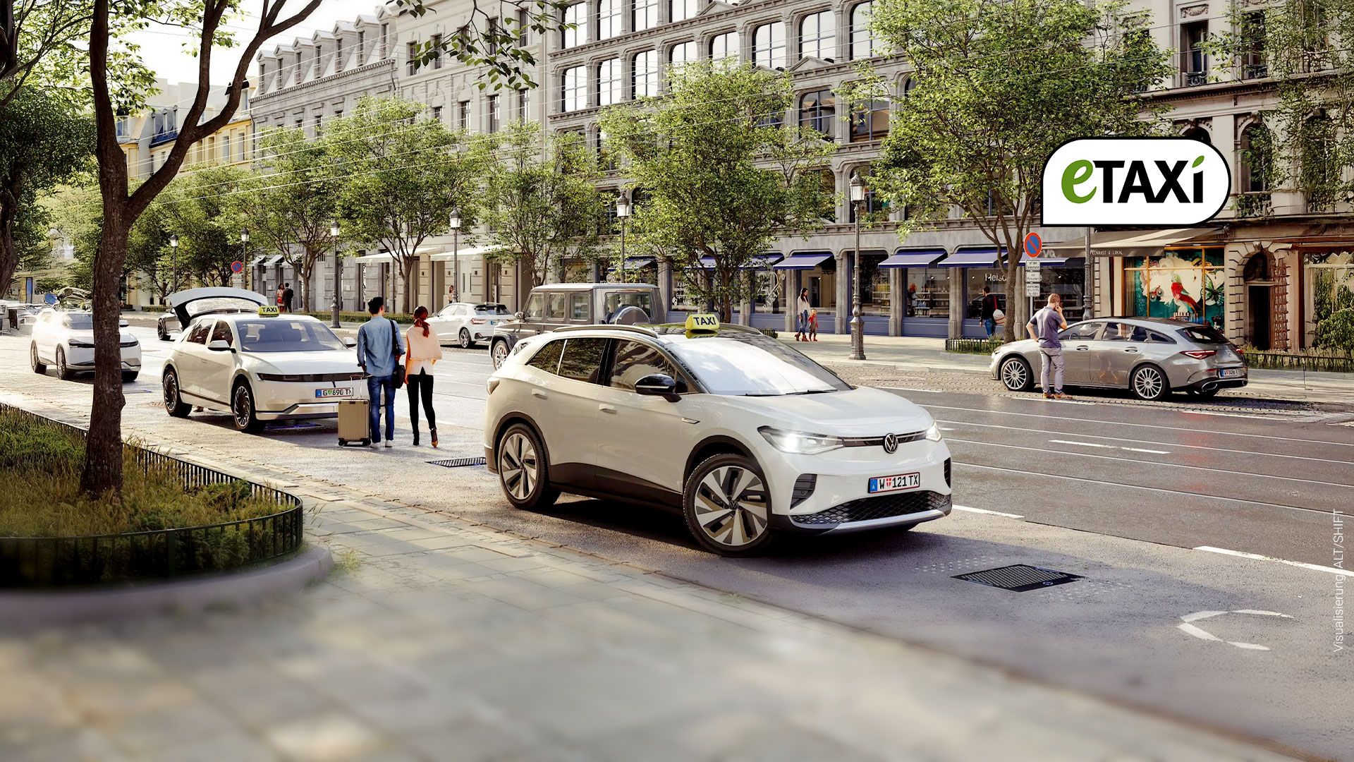 Weißer Volkswagen ID.4 als Elektro-Taxi steht an einer Straße in der Stadt, Passanten warten auf dem Bürgersteig, Gebäude und Bäume im Hintergrund