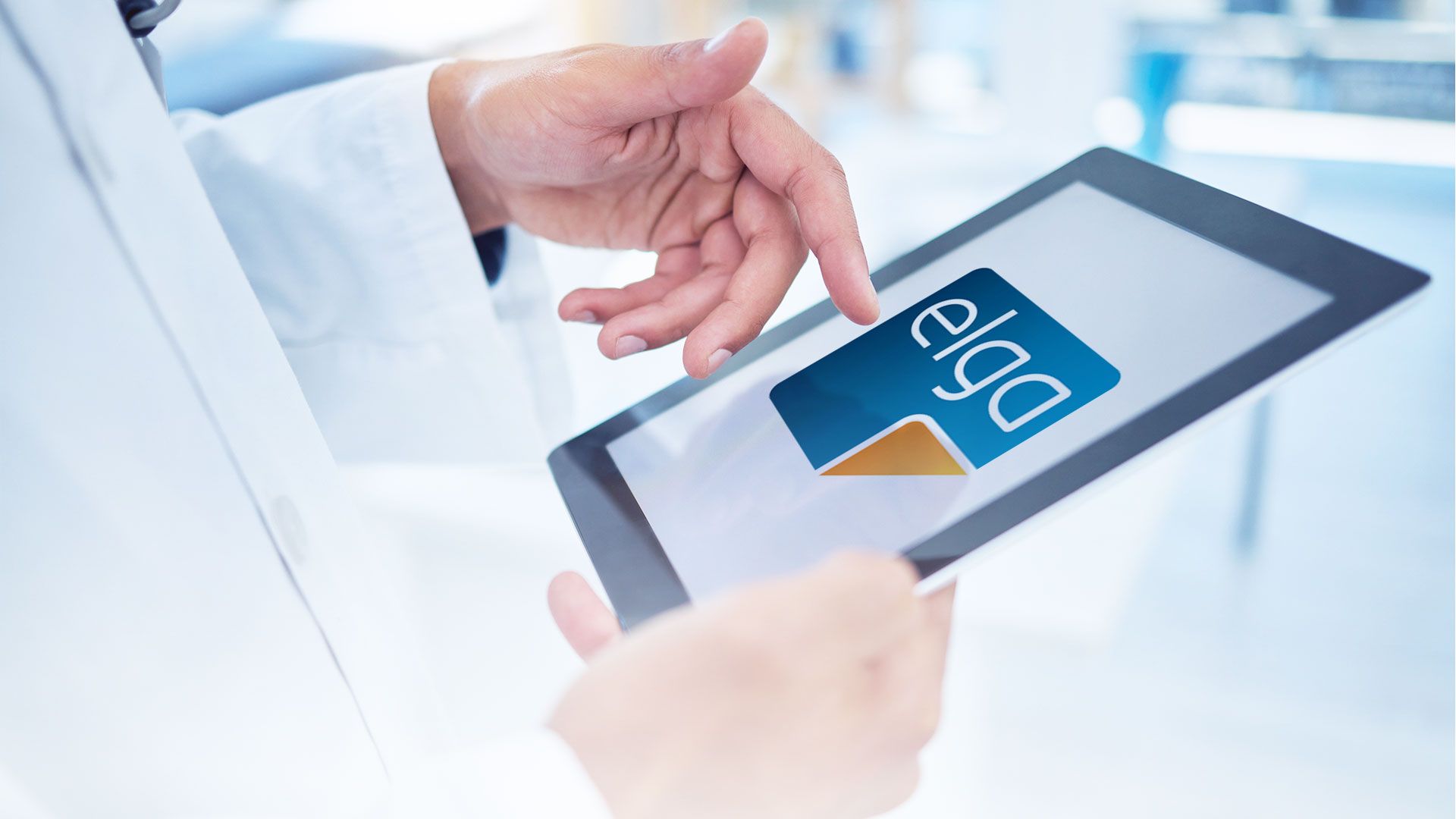 Ein Arzt hält ein Tablet mit dem ELGA-Logo, während er medizinische Daten oder Informationen abruft.