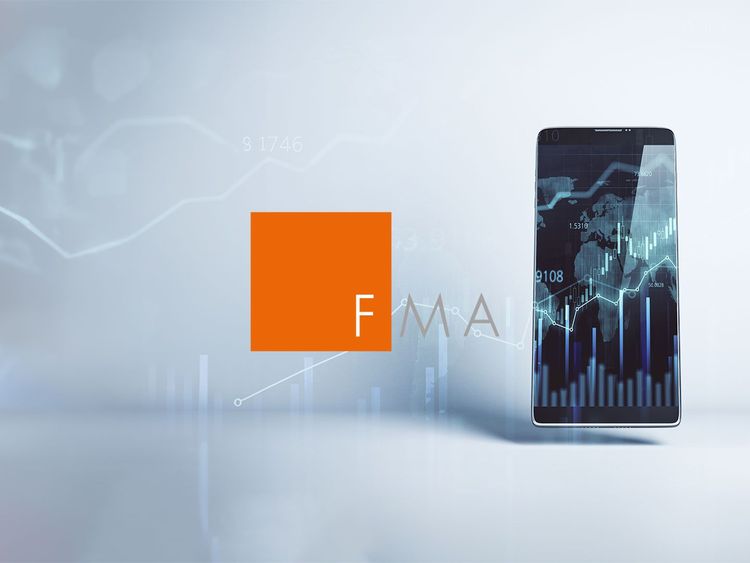 Modernes Hintergrundbild mit einem Smartphone, das Finanzdaten anzeigt, und einem FMA-Logo im Vordergrund