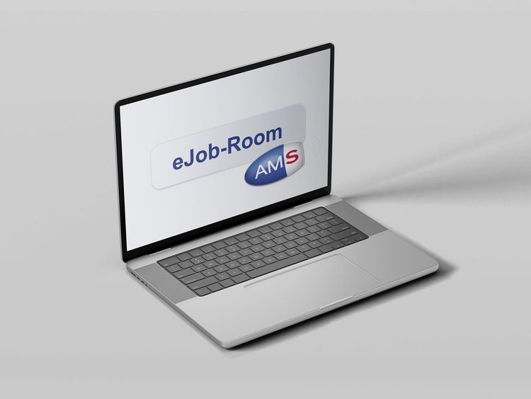 Offener Laptop auf grauem Hintergrund, auf dem Bildschirm ist das Logo des AMS eJob-Rooms zu sehen.