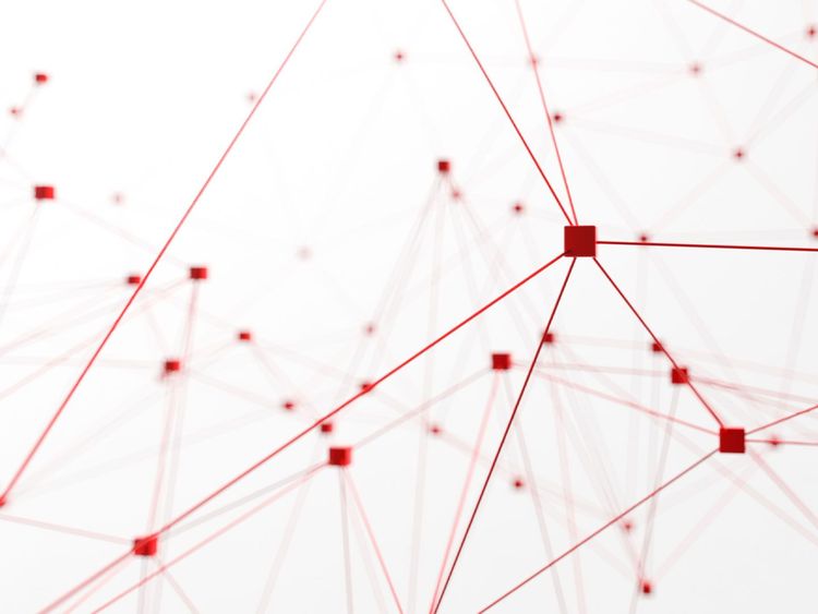 Rotes Netzwerk aus verbundenen Punkten und Linien auf weißem Hintergrund, symbolisiert Vernetzung oder Datenverbindung