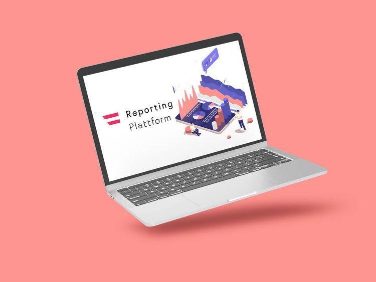 Laptop mit geöffneter Anzeige der Reporting Plattform, umgeben von kleinen 3D-Illustrationen auf Rosa Hintergrund