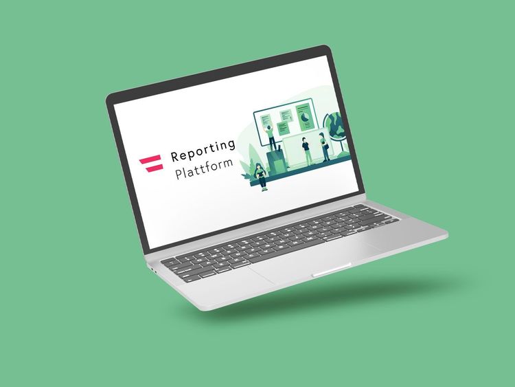 Laptop mit geöffneter Anzeige der Reporting Plattform, umgeben von kleinen 3D-Illustrationen auf grünem Hintergrund
