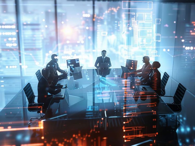 Geschäftsleute in einem modernen Konferenzraum bei einer Besprechung mit digitalen Datenprojektionen im Hintergrund
