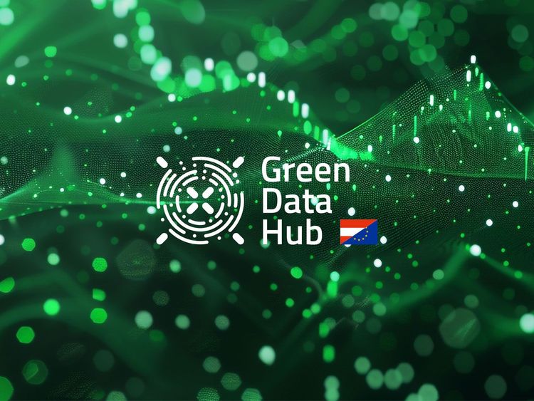 Logo von Green Data Hub mit stilisiertem Netzwerk-Symbol vor grünem, digitalem Hintergrund