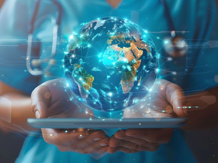 Person hält Tablet, über dem eine digitale Weltkugel mit leuchtenden Verbindungslinien schwebt