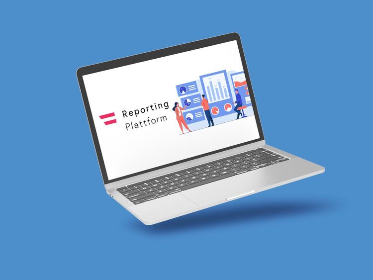 Laptop mit geöffneter Anzeige der Reporting Plattform, umgeben von kleinen 3D-Illustrationen auf blauem Hintergrund