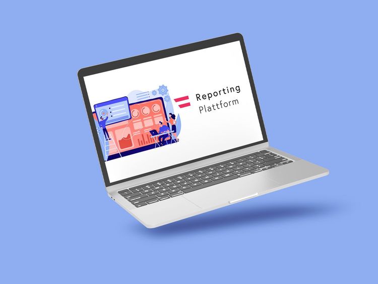 Laptop mit geöffneter Anzeige der Reporting Plattform, umgeben von kleinen 3D-Illustrationen auf hellblauem Hintergrund