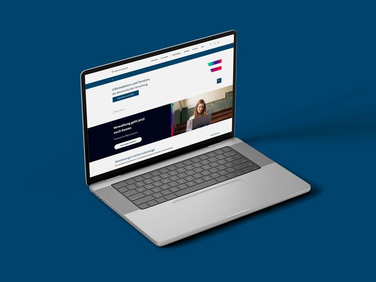 Geöffneter Laptop mit der Webseite von ögv.at, die Informationen zu Dienstleistungen und einem Bild einer lächelnden Frau zeigt