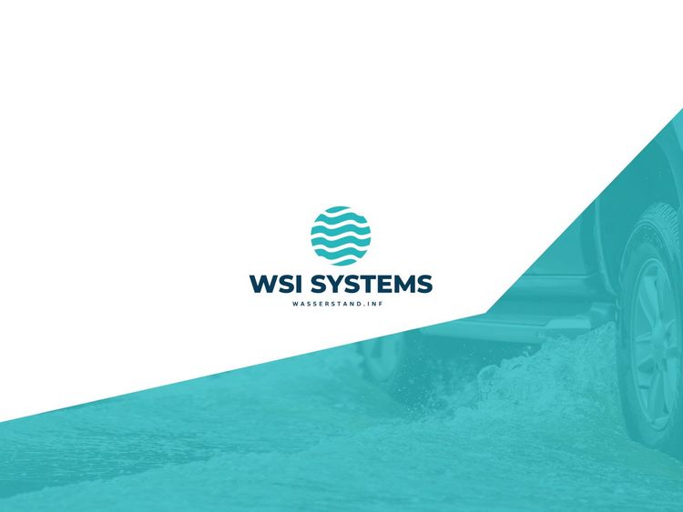 Logo von WSI Systems mit Wellenmuster und dem Text 'WASSERSTAND.INFO'. Im Hintergrund ist ein Fahrzeug zu sehen, das durch Wasser fährt.