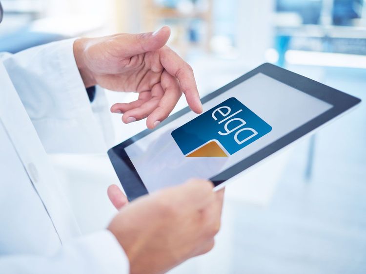 Ein Arzt hält ein Tablet mit dem ELGA-Logo, während er medizinische Daten oder Informationen abruft.