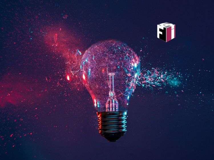 Eine Glühbirne auf einem Hintergrund in Rot und Blau mit dem f4i-Logo